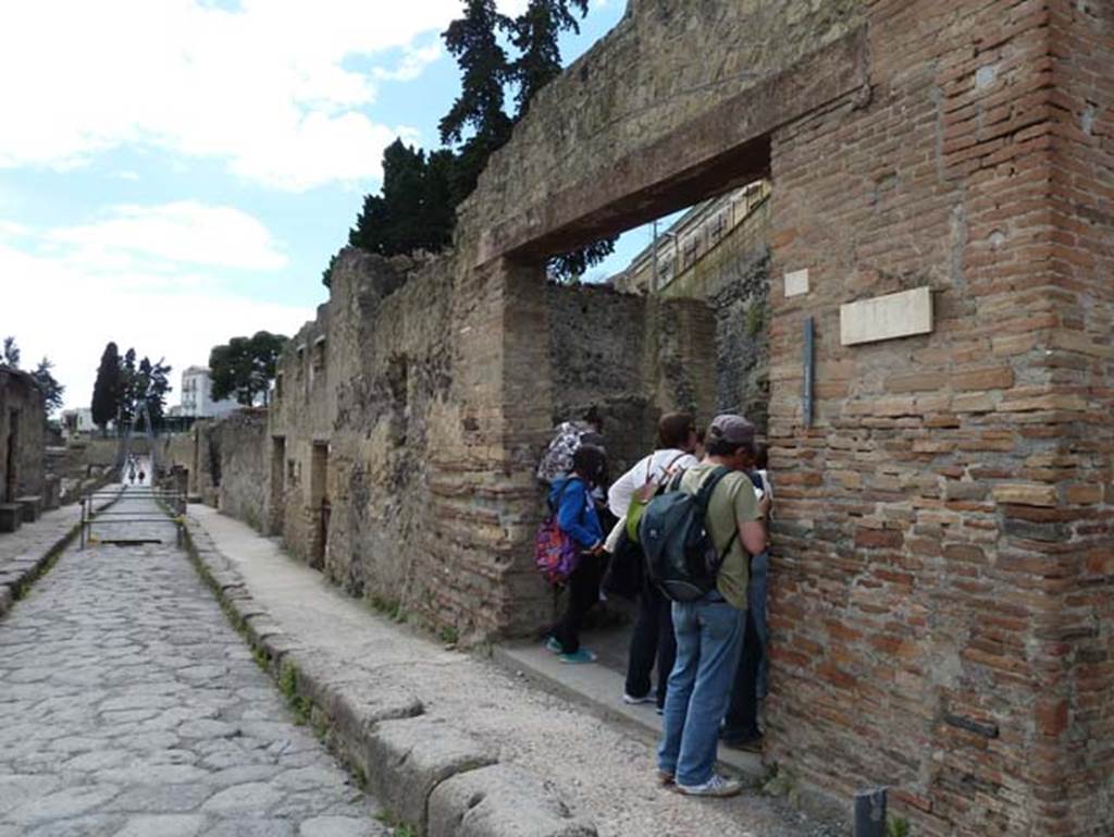 Ins. II.6, Herculaneum, May 2010. Entrance doorway to bar-room.
Looking south along west side of Cardo III Inferiore.